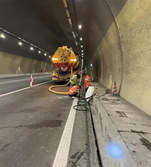 宁明隧道排水渠清淤